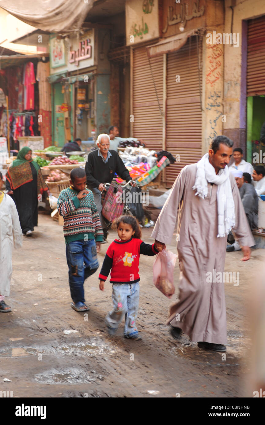 Africa Medio Oriente egiziano Egitto Luxor El Souk vicolo Mercato negozi e alimentari - Una famiglia passeggiate e negozi nel souk Foto Stock