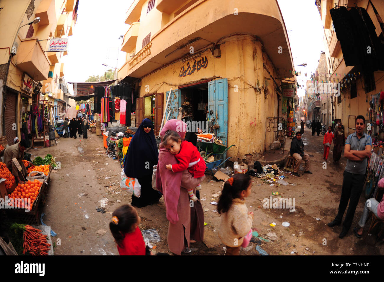 Africa Medio Oriente egiziano Egitto Luxor El Souk vicolo Mercato negozi e alimentari - Una famiglia passeggiate attraverso le strade del mercato Foto Stock