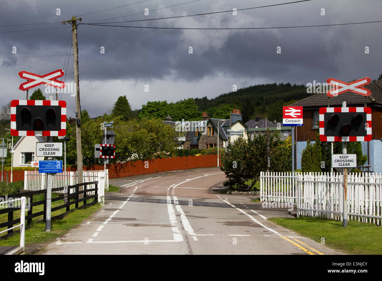 Highlands corpach stazione ferroviaria passaggio a livello segni premonitori Scotland Regno Unito Foto Stock
