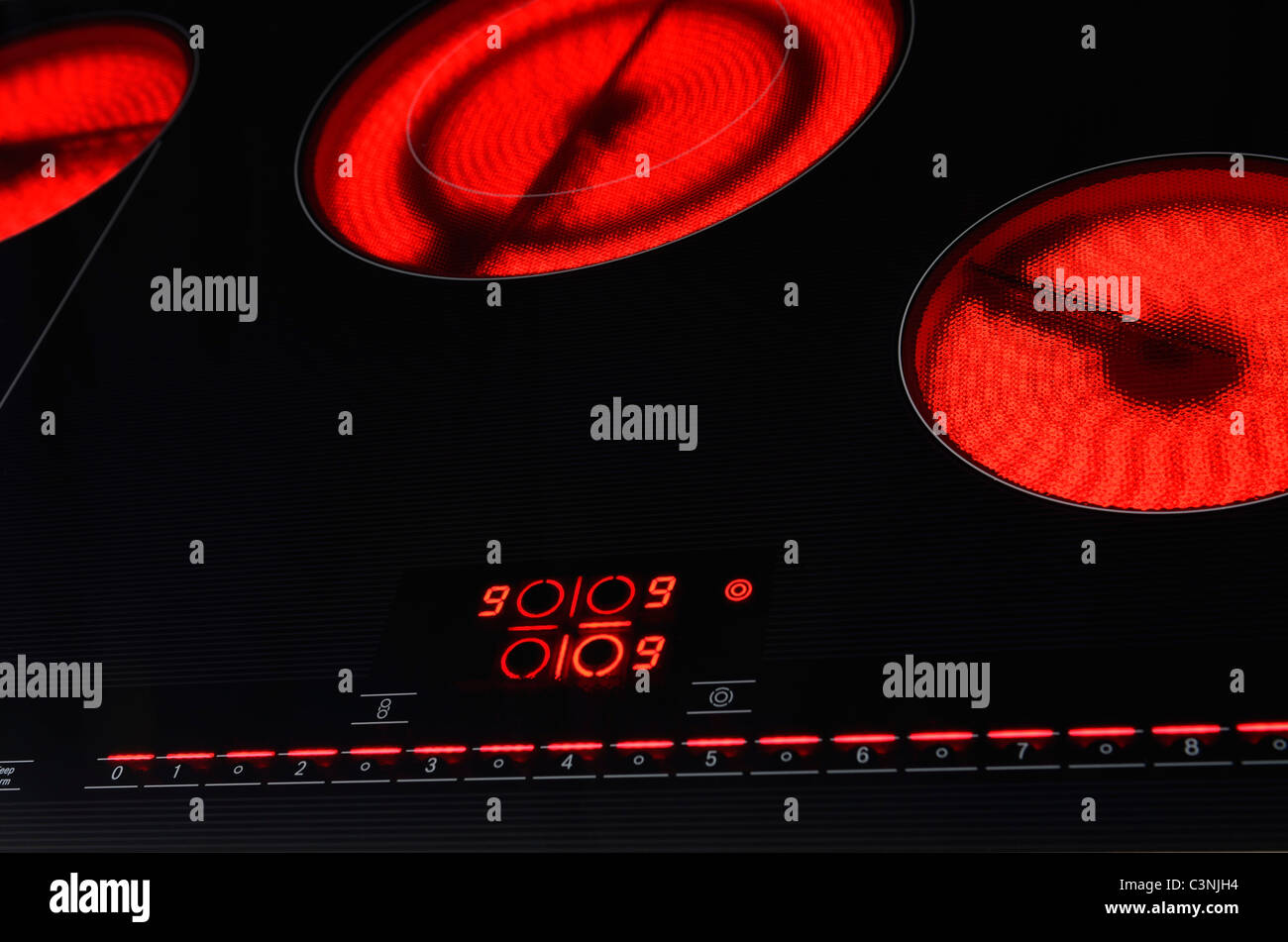 Moderno vetro elettrico piano di cottura con rosso incandescente elementi riscaldanti su alta Foto Stock
