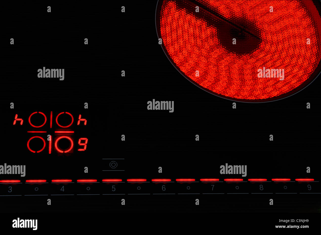 Moderno vetro elettrico cook top con rosso brillante elemento di riscaldamento su alta Foto Stock
