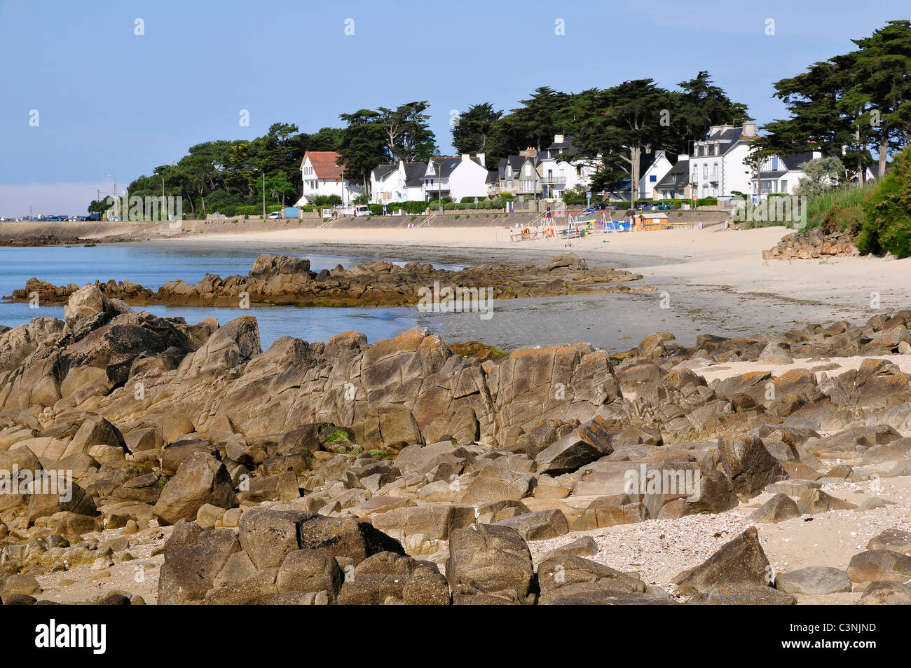 Costa rocciosa e le spiagge di Carnac nel dipartimento di Morbihan, in Bretagna nel nord-ovest della Francia Foto Stock