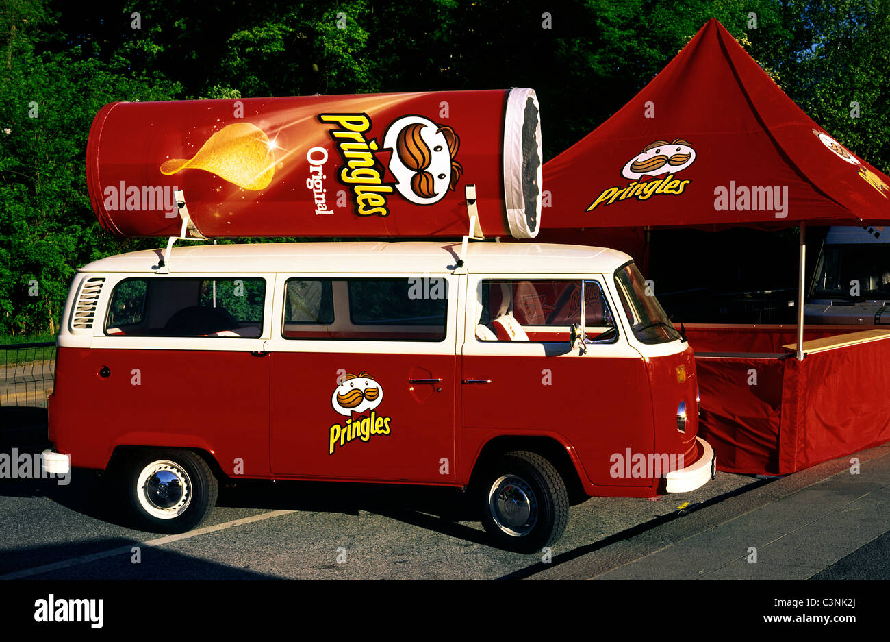 Volkswagen camper usati come pubblicità commerciale spazio per Procter & Gamble di patatine crips in Sankt Pauli di Amburgo. Foto Stock