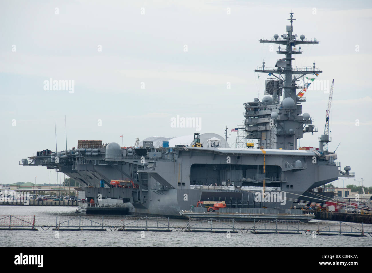 Virginia, Norfolk, Norfolk Naval Station. USS George H.W. Bussola (CVN-77), decimo e ultimo Nimitz-class supercarrier. Foto Stock