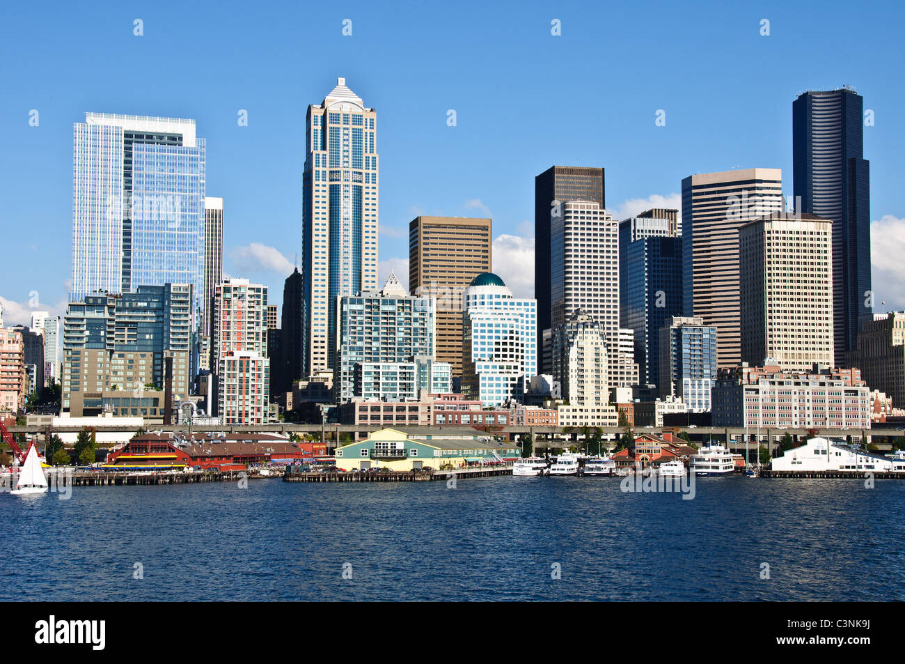Lo skyline di Seattle dal Bainbridge Island Ferry, della Baia di Elliott, Seattle, Washington Foto Stock