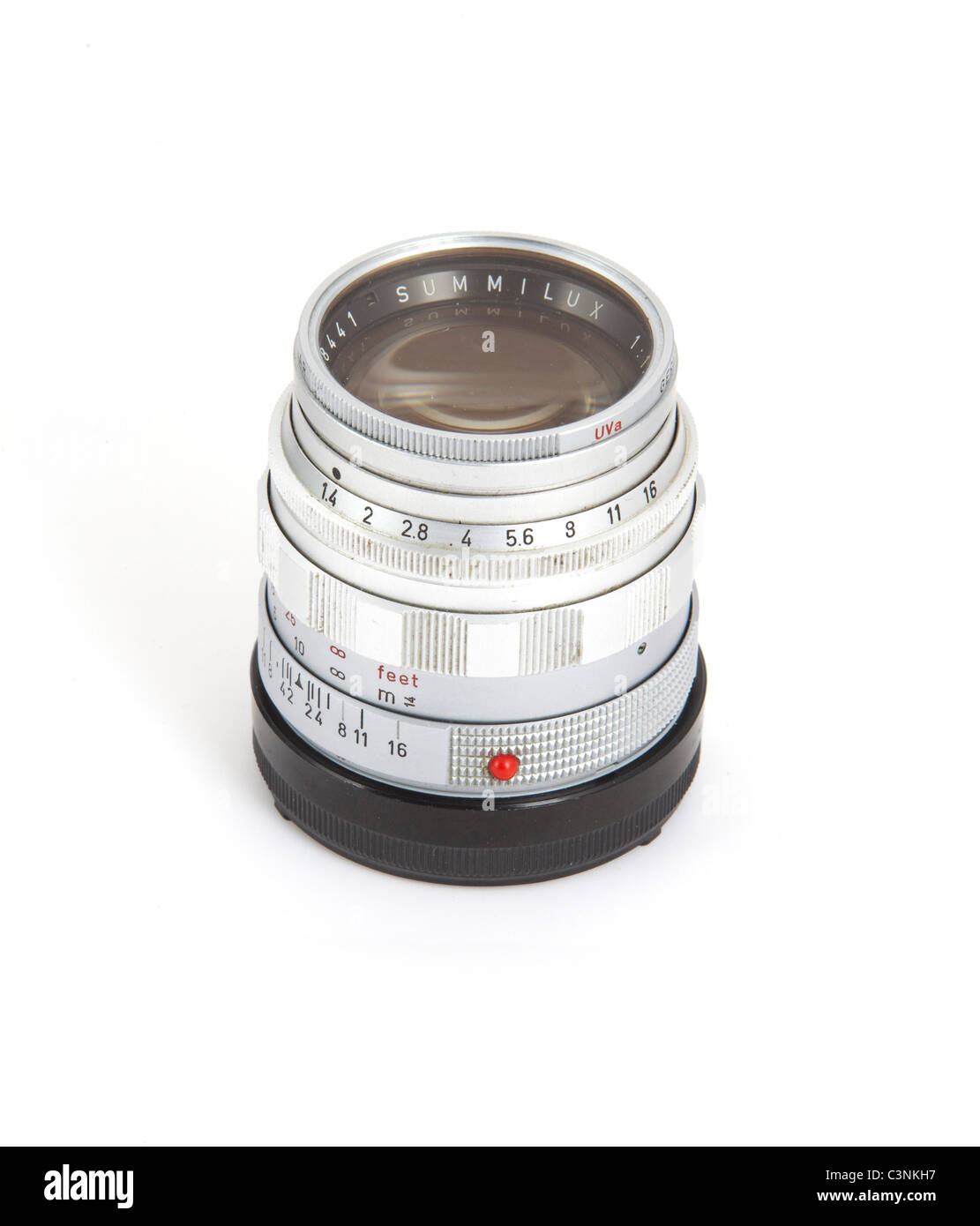 50mm f/1.4 Summilux per Leica M fotocamera, in argento, sfondo bianco esteso cofano copriobiettivo 117923 Leica Foto Stock