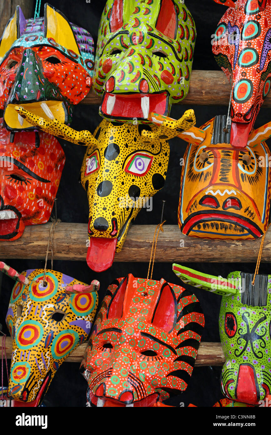 Le maschere in vendita nel mercato centrale. Chichicastenango, Quiche, Guatemala, America Centrale Foto Stock