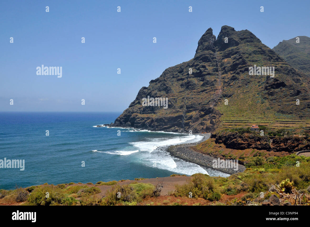 Costa rocciosa e la montagna di Punta del Hidalgo della parte Nord di Tenerife spagnole nelle isole Canarie Foto Stock