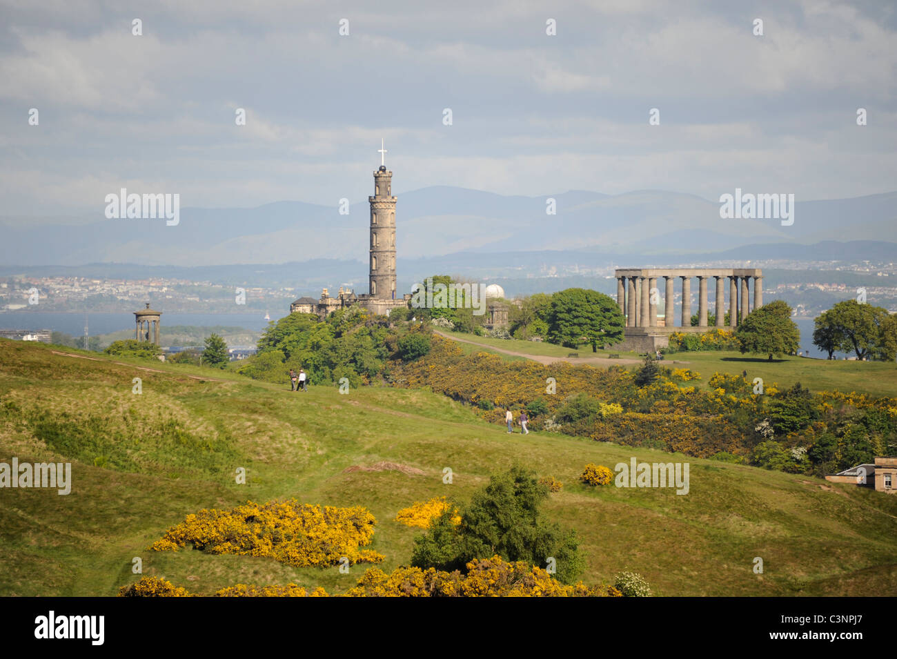 Nelson's Monument e il Monumento Nazionale su Calton Hill con Salisbury Crags in primo piano nel centro di Edimburgo Foto Stock