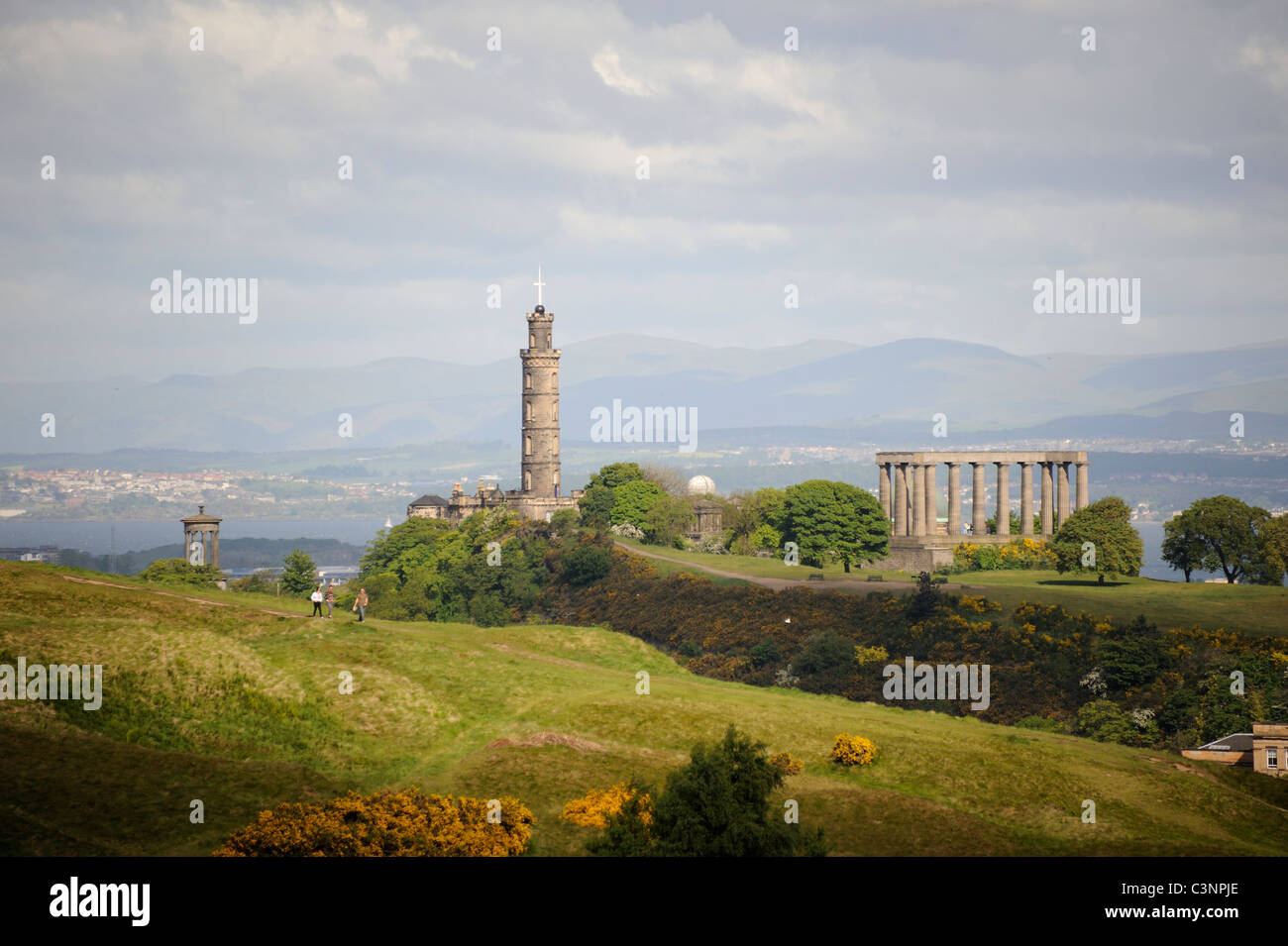 Nelson's Monument e il Monumento Nazionale su Calton Hill con Salisbury Crags in primo piano nel centro di Edimburgo Foto Stock