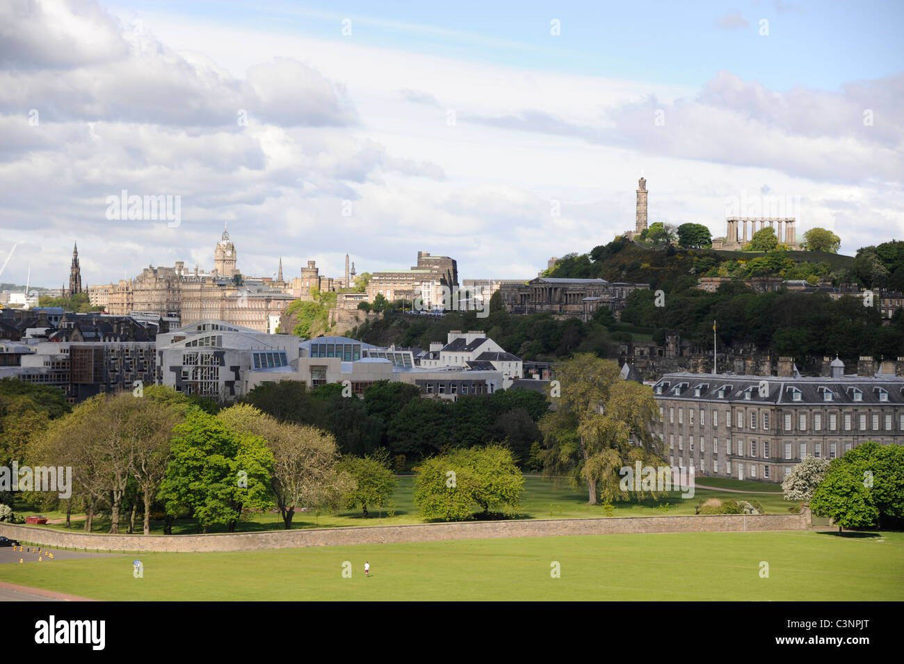 Città di Edimburgo che offre il parlamento scozzese, Palazzo di Holyroodhouse e Calton Hill con Nelson's monumento sulla parte superiore Foto Stock