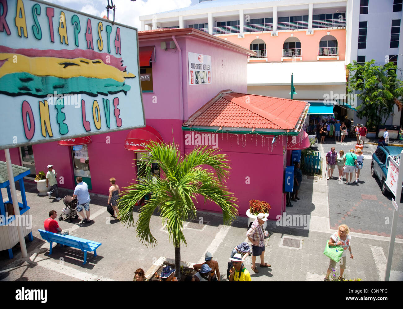 I turisti area dello shopping di Heritage Quay in St Johns Foto Stock