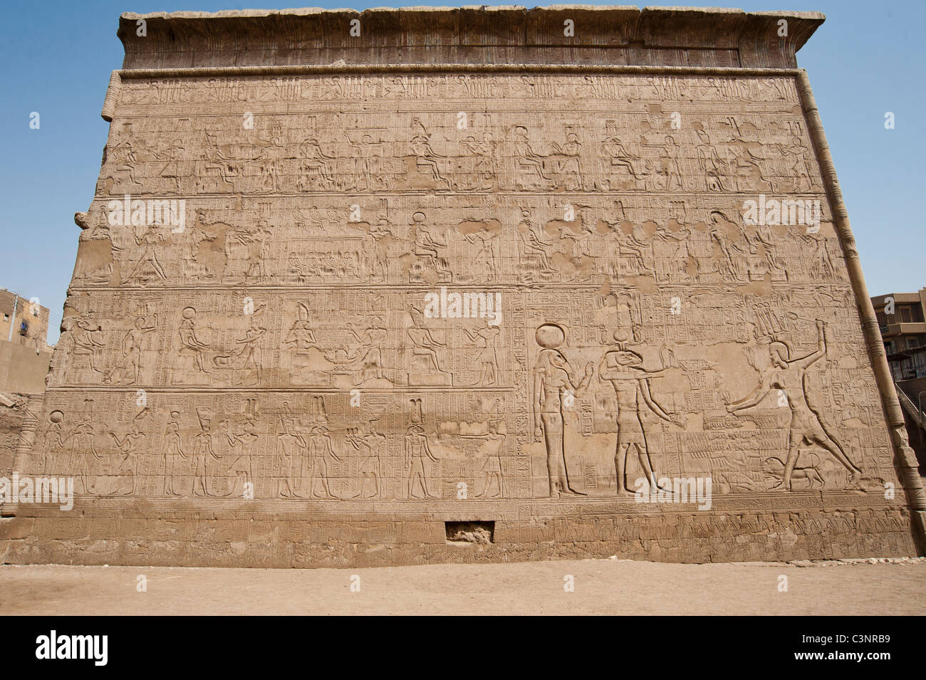 Sculture in geroglifico su una parete presso il tempio egizio di Khnum di Esna Foto Stock