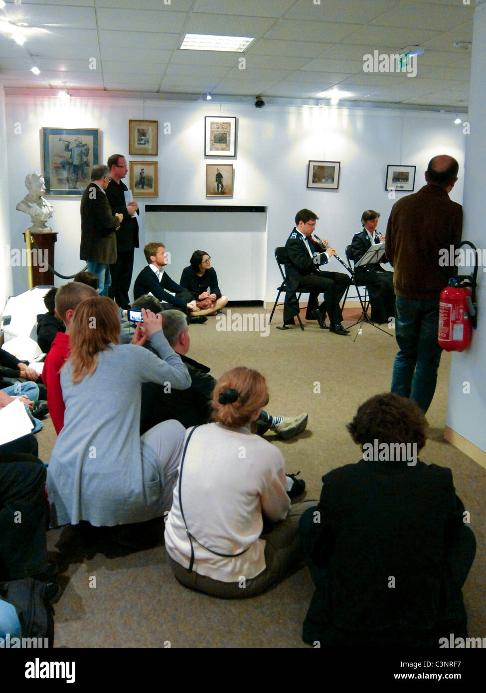 Parigi, Francia, pubblico medio, pubblico giovane al Concerto di musica classica al Musee de la Prefecture de Paris, Museo della polizia, Foto Stock