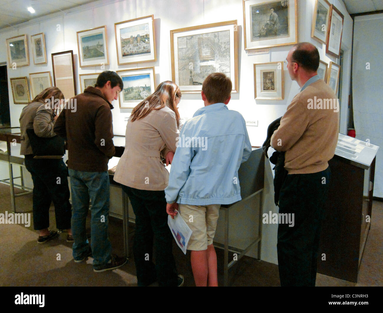 Parigi, Francia, Famiglia in visita mostra storica, in 'Musee de la Prefecture de Paris', 'Museo della polizia', mostre all'interno Foto Stock