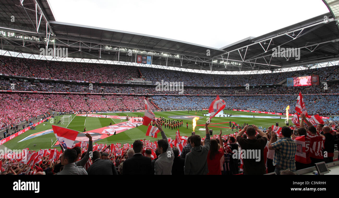 Vista generale di Stoke City di ventilatori in FA Cup finale allo stadio di Wembley. Foto di Jamie Mann. Foto Stock