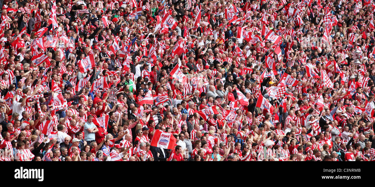 Vista generale di Stoke City di ventilatori in FA Cup finale allo stadio di Wembley. Foto di Jamie Mann. Foto Stock