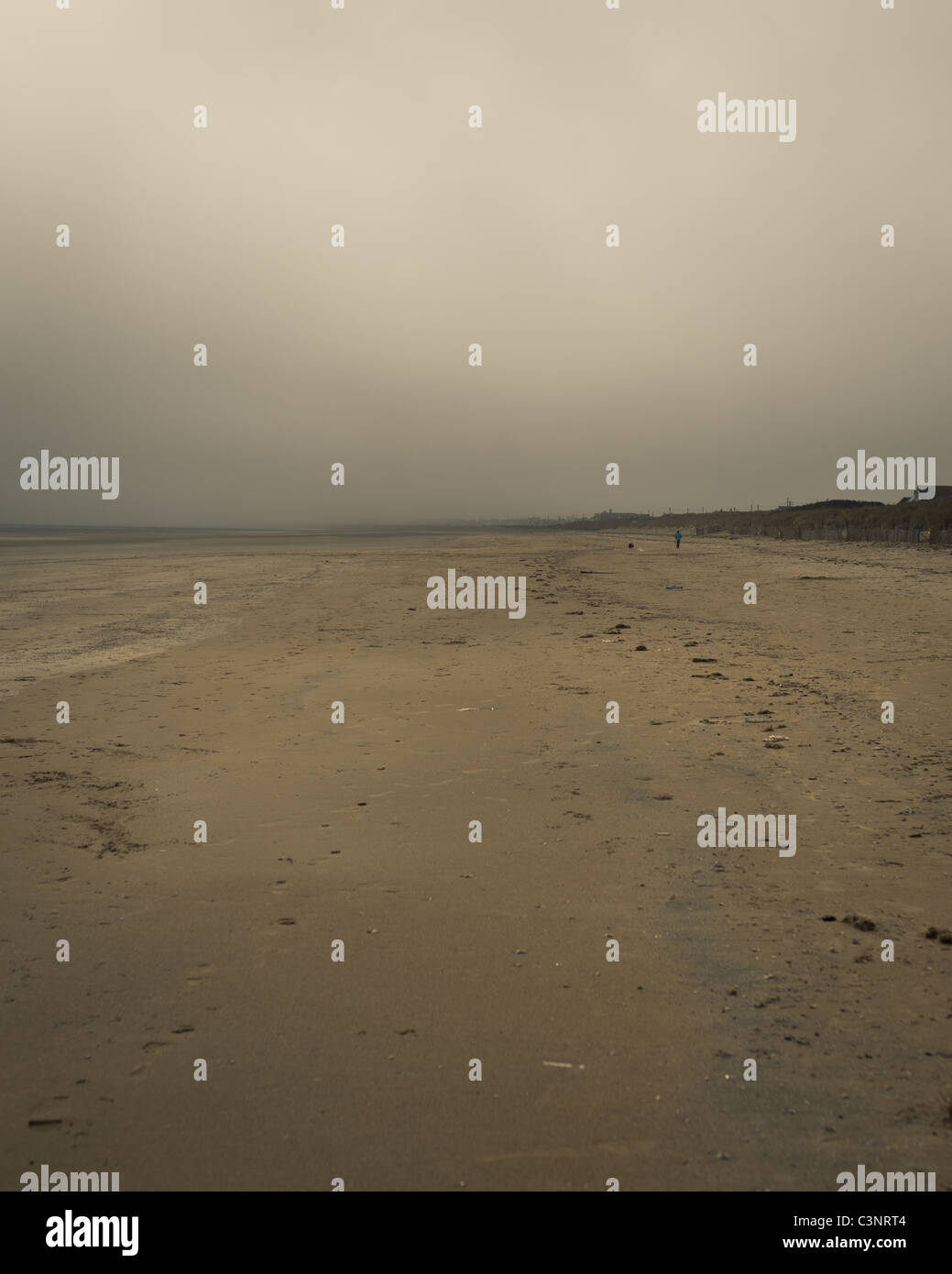 Un mattino nuvoloso sulla spiaggia di sabbia di Romney, Kent Foto Stock