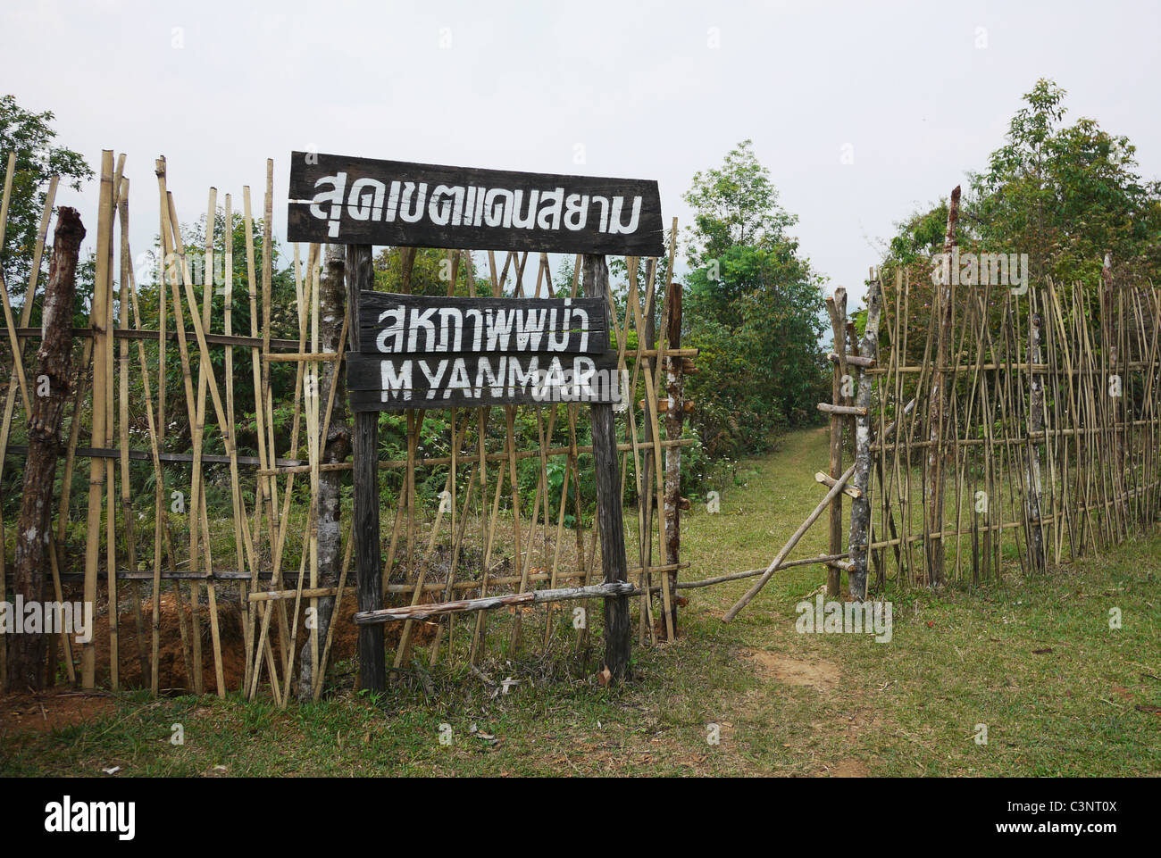 Il confine tra Thailandia e Myanmar al divieto Rak Thai a Mae Hong Son provincia Foto Stock