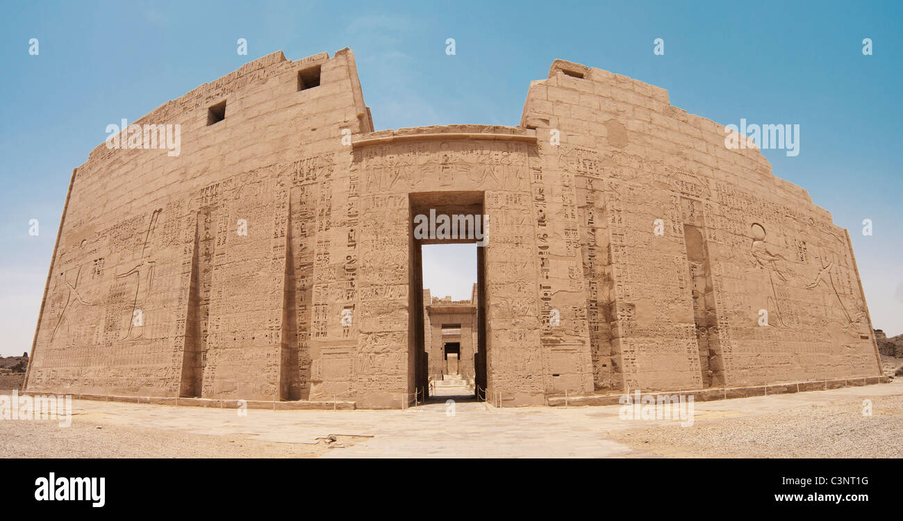 Ingresso principale del tempio di Medinat Habu a Luxor Foto Stock