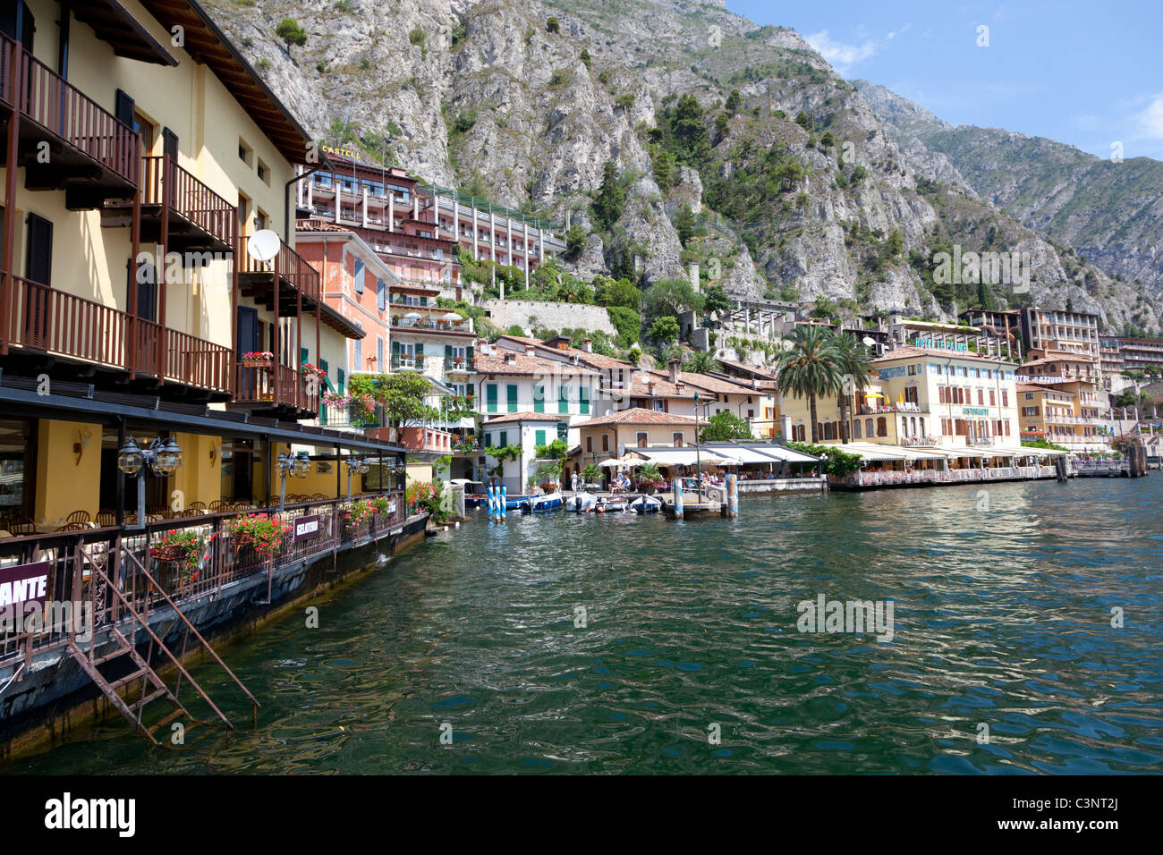 Lungomare di Limone sul Garda Lago di Garda, Italia Foto Stock