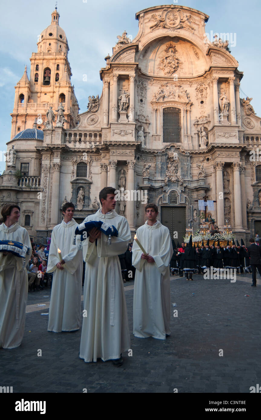 Giovani uomini in bianche vesti passano dalla Cattedrale di Murcia il Venerdì Santo processione di Pasqua, città di Murcia, sud orientale della Spagna, Europa Foto Stock