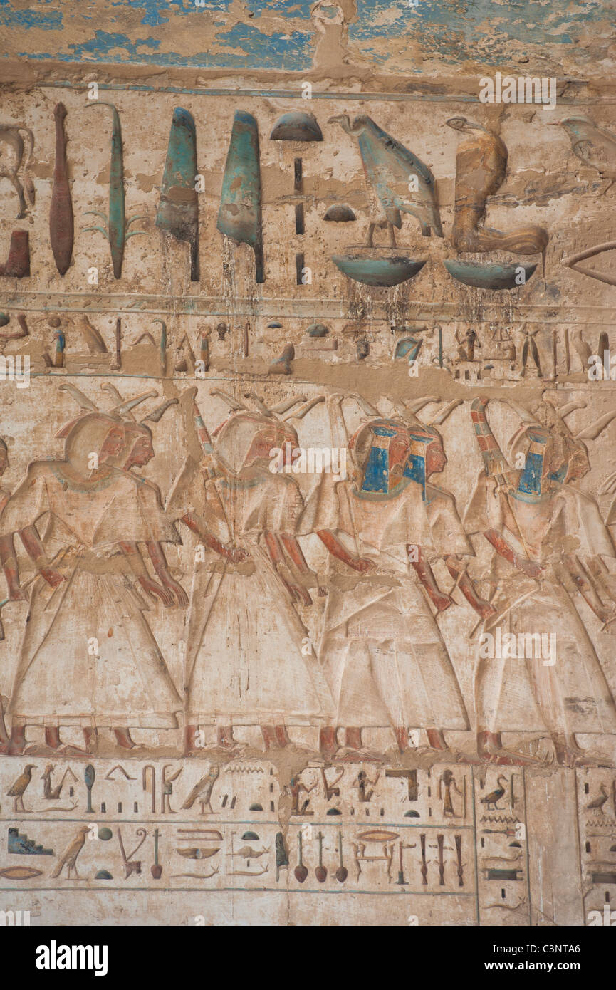 Geroglifico egizio incisioni su una parete del tempio di Medinat Habu Foto Stock