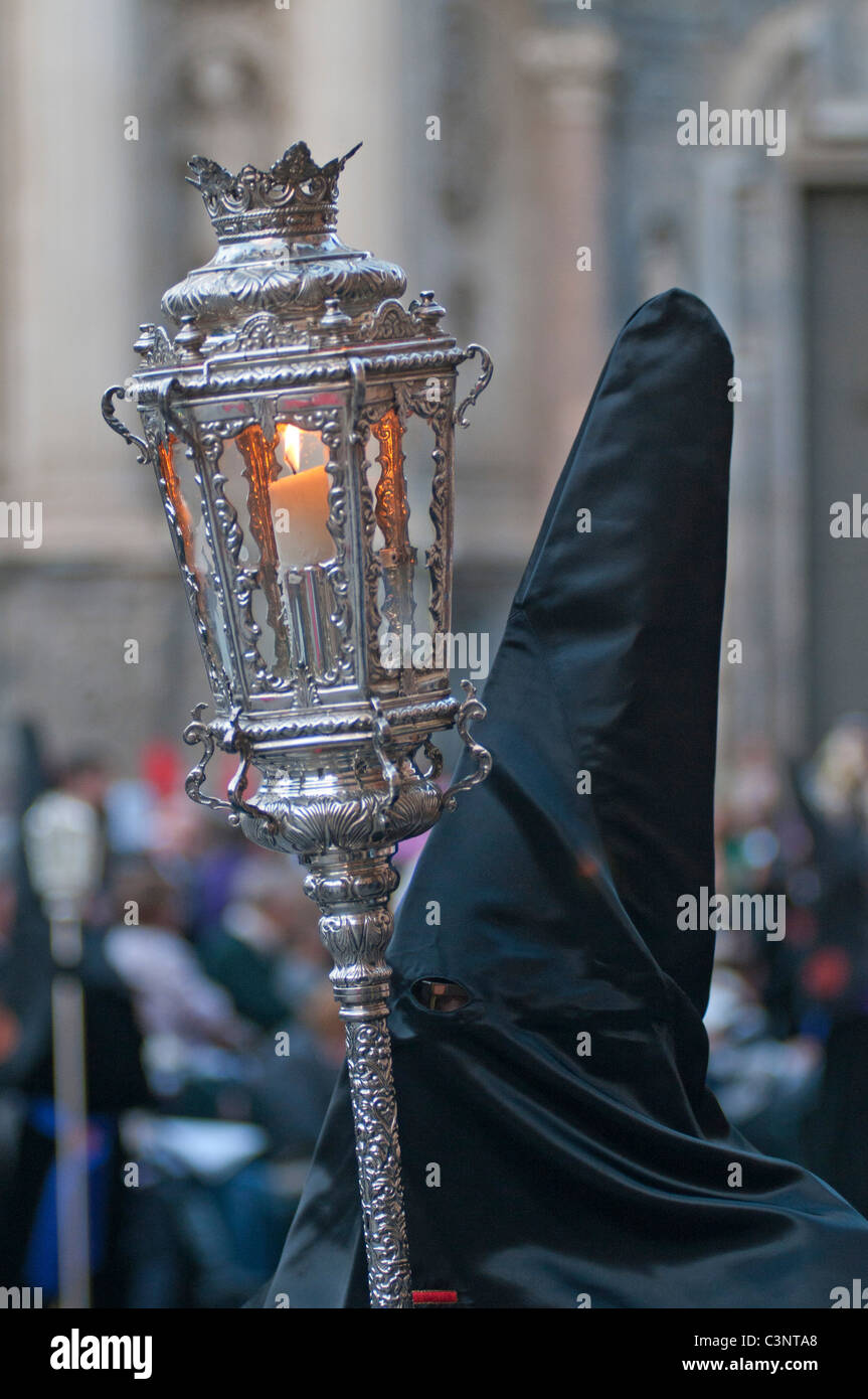 Vestita di nero le figure di sera Venerdì Santo Processione attraverso le vie della città di Murcia, sud orientale della Spagna Foto Stock