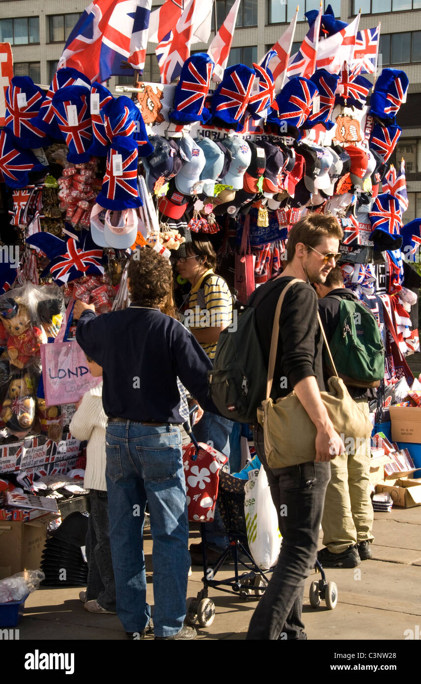 I turisti a una pressione di stallo di souvenir, London, England, Regno Unito Foto Stock