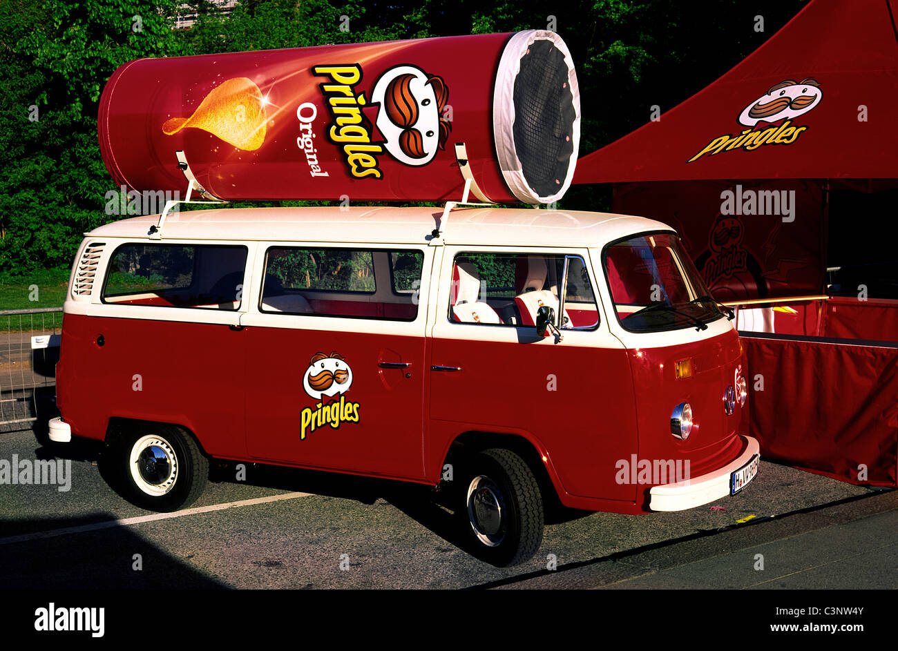 Volkswagen camper usati come pubblicità commerciale spazio per Procter & Gamble di patatine crisps in Sankt Pauli di Amburgo. Foto Stock