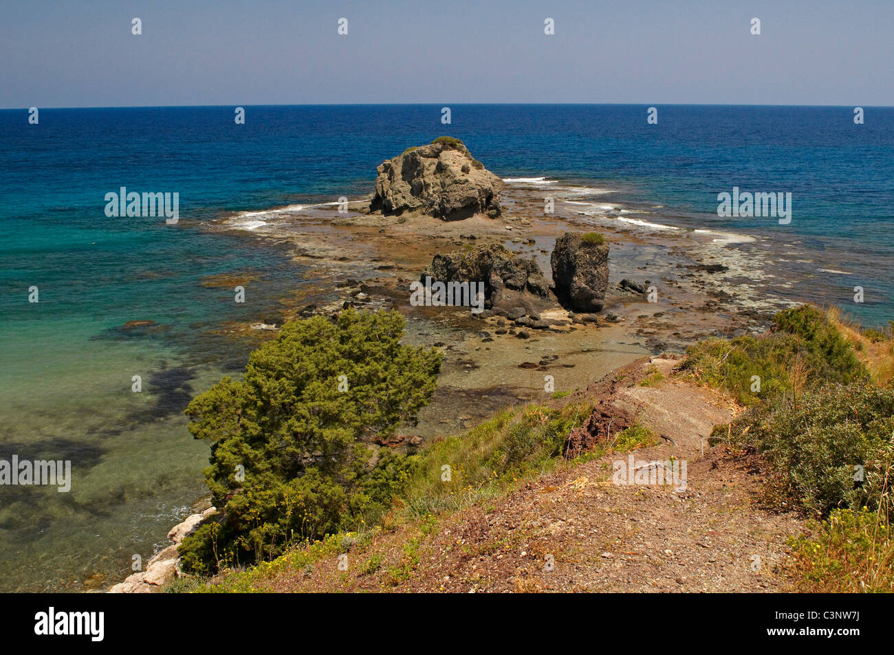 Il selvaggio, robusto e vuoto costiera tra Latsi e i Bagni di Afrodite sulla costa ovest della penisola di Akamas Foto Stock