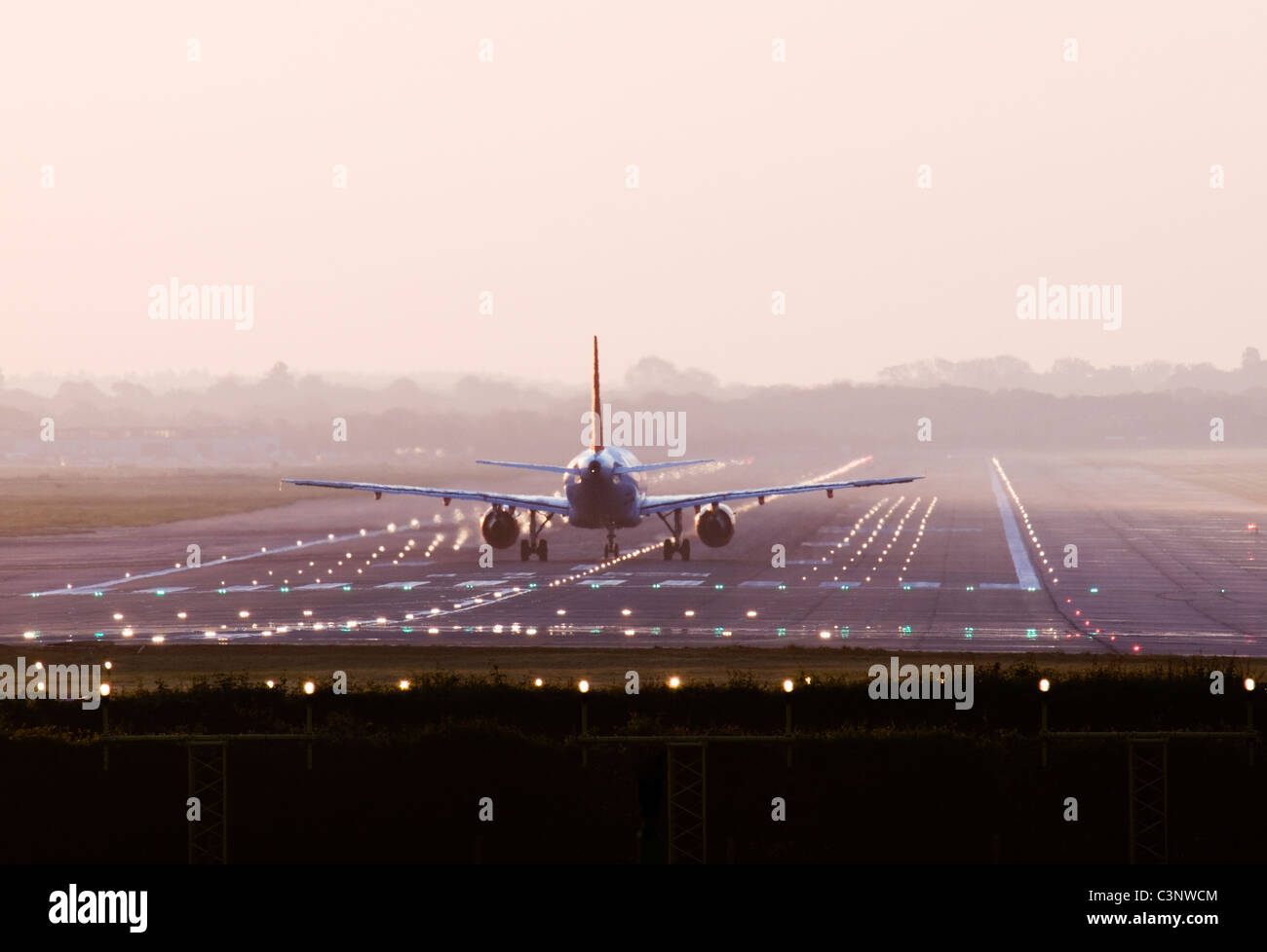 Aeromobile a decollo. Gatwick, Regno Unito. Foto Stock