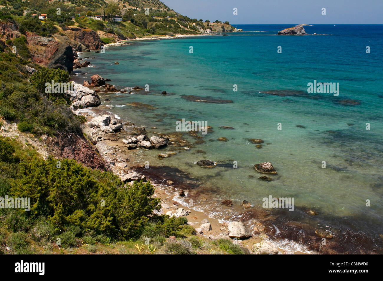 Il selvaggio, robusto e vuoto costiera tra Latsi e i Bagni di Afrodite sulla costa ovest della penisola di Akamas Foto Stock