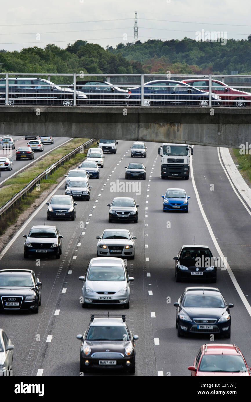 Heavy Rush Hour di traffico su autostrada. M3, Surrey. Foto Stock