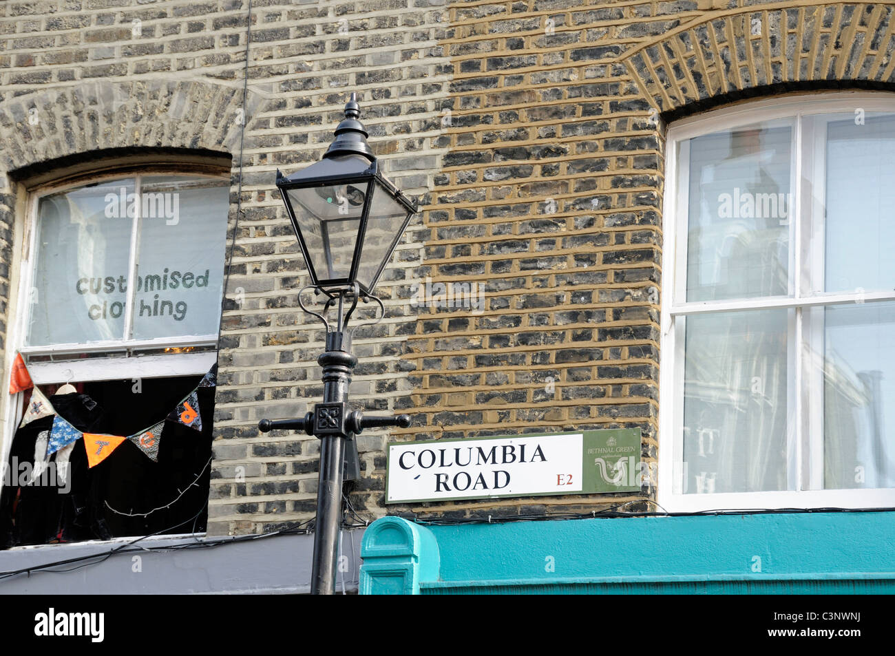 Columbia Road flower market street segno con un tradizionale vecchio lampione Bethnal GreenTower Hamlets East London Inghilterra England Foto Stock