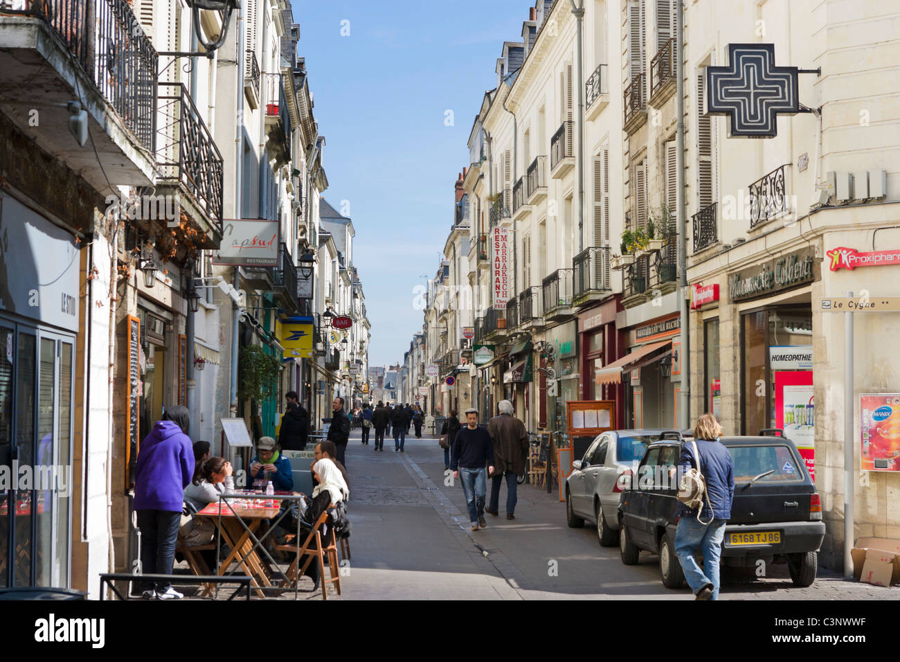 Negozi e caffetterie sulla Rue Colbert nel centro della città di Tours, Indre et Loire, Francia Foto Stock