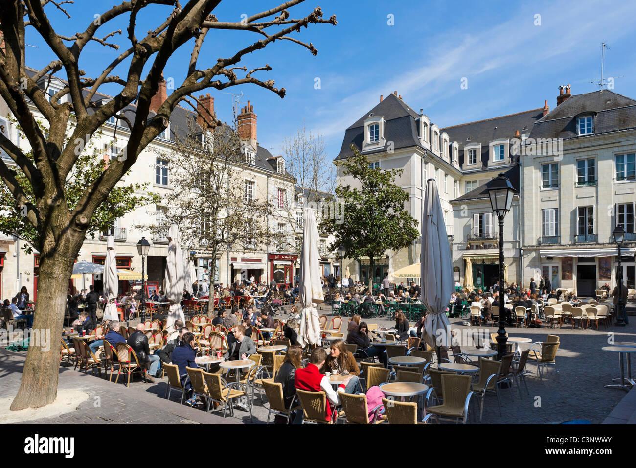Caffè in Piazza Plumereau nel quartiere vecchio della città, gite, Indre et Loire, Francia Foto Stock