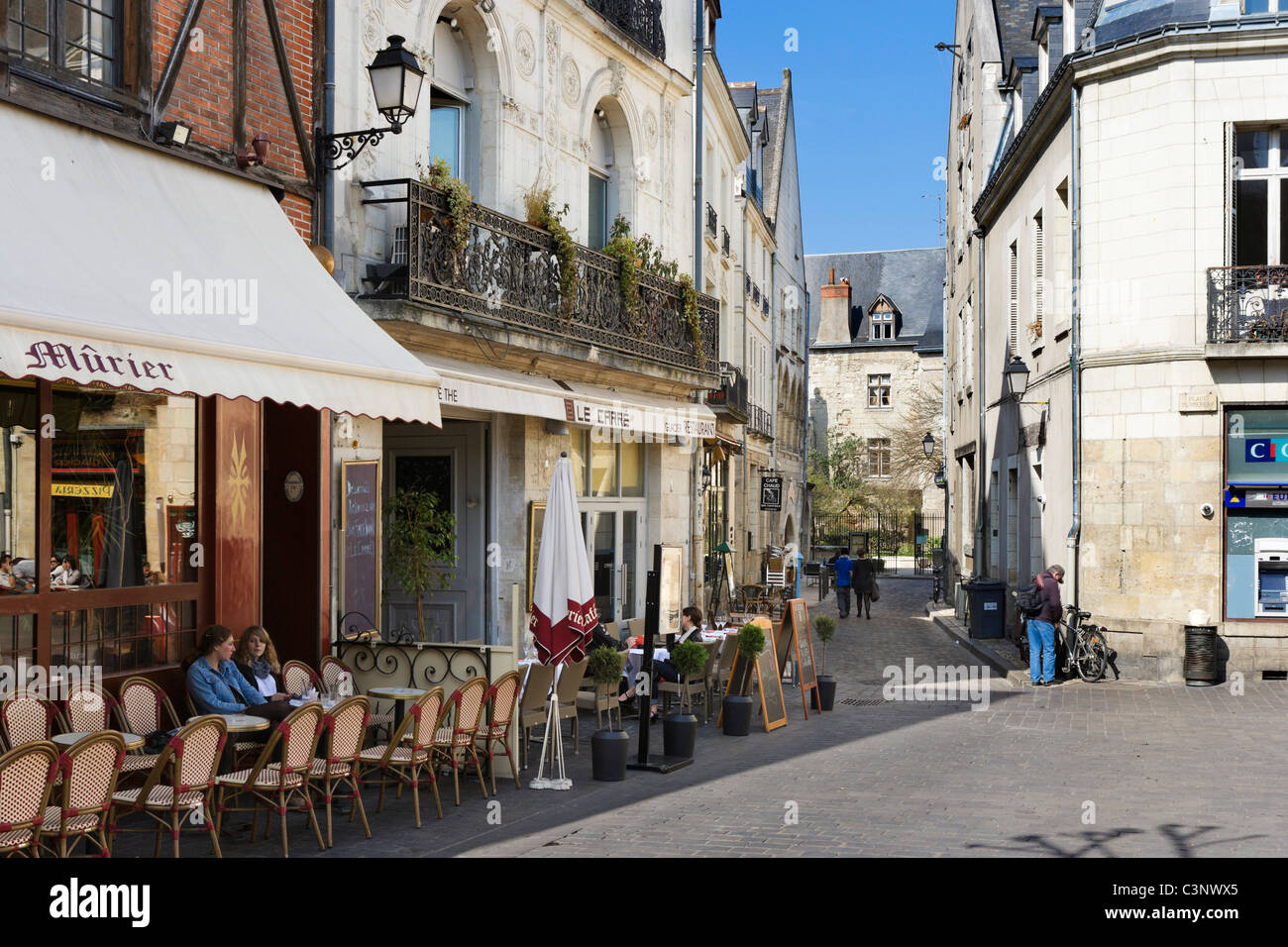 Caffè in Piazza Plumereau nel quartiere vecchio della città, gite, Indre et Loire, Francia Foto Stock