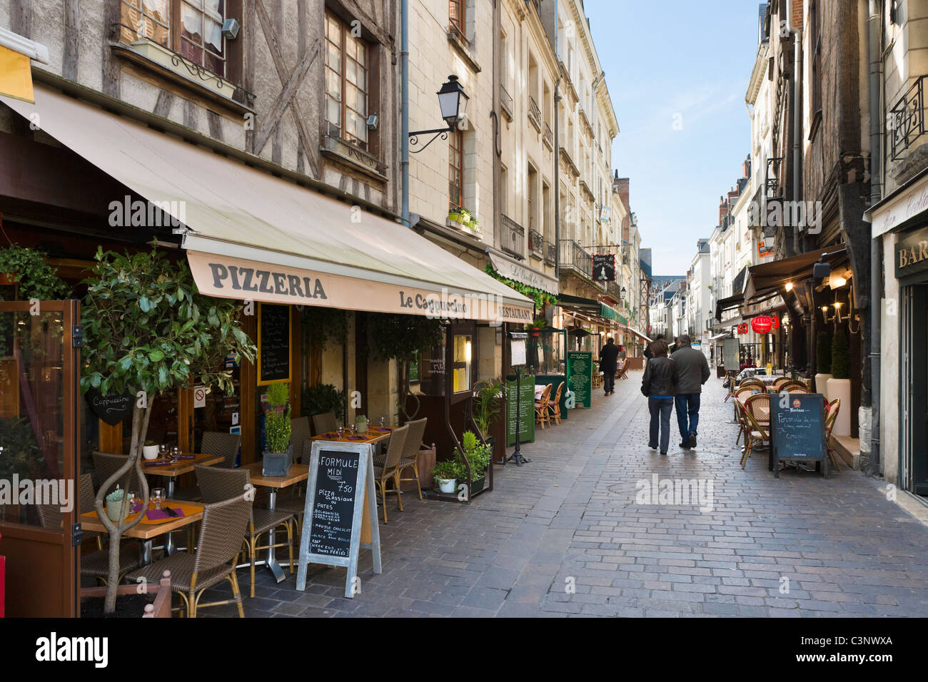 Ristoranti di Rue de la Rotisserie vicino a Place Plumereau nel quartiere vecchio della città, gite, Indre et Loire, Francia Foto Stock