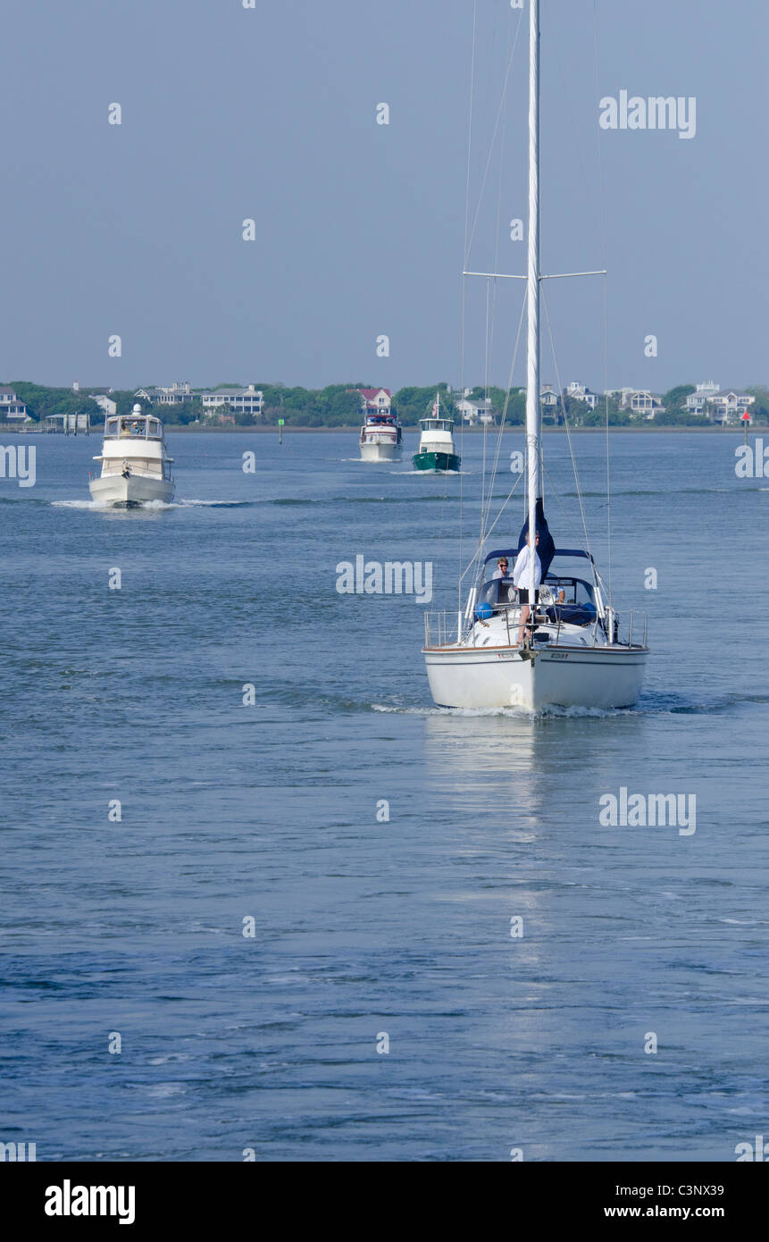 Carolina del Sud, Sullivan's Island. Barca a vela della Intracoastal vie navigabili tra Charleston e Georgetown. Foto Stock