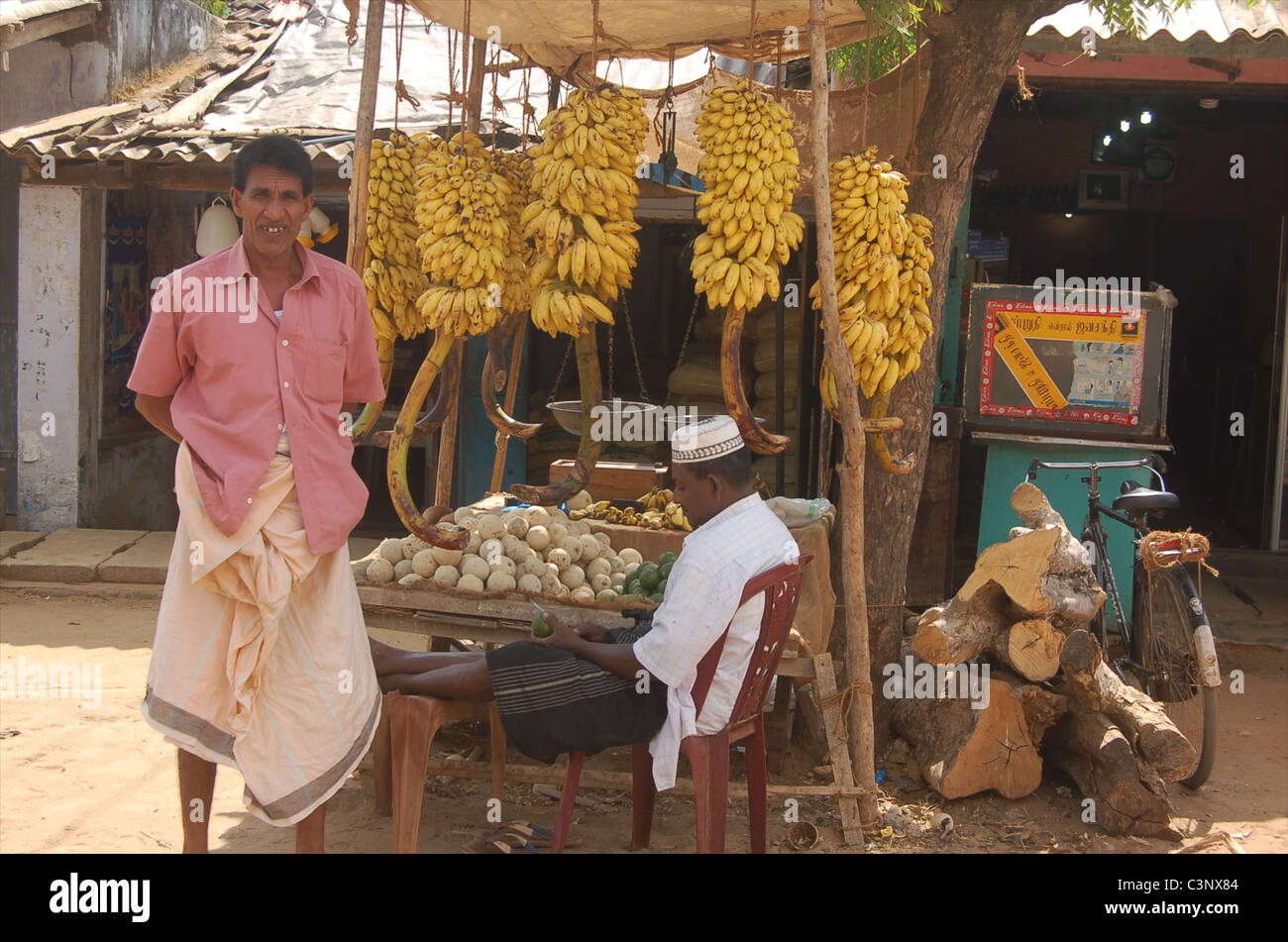 Uno stallo per la vendita di frutta e verdura, Pottuvil, Sri Lanka. Foto Stock