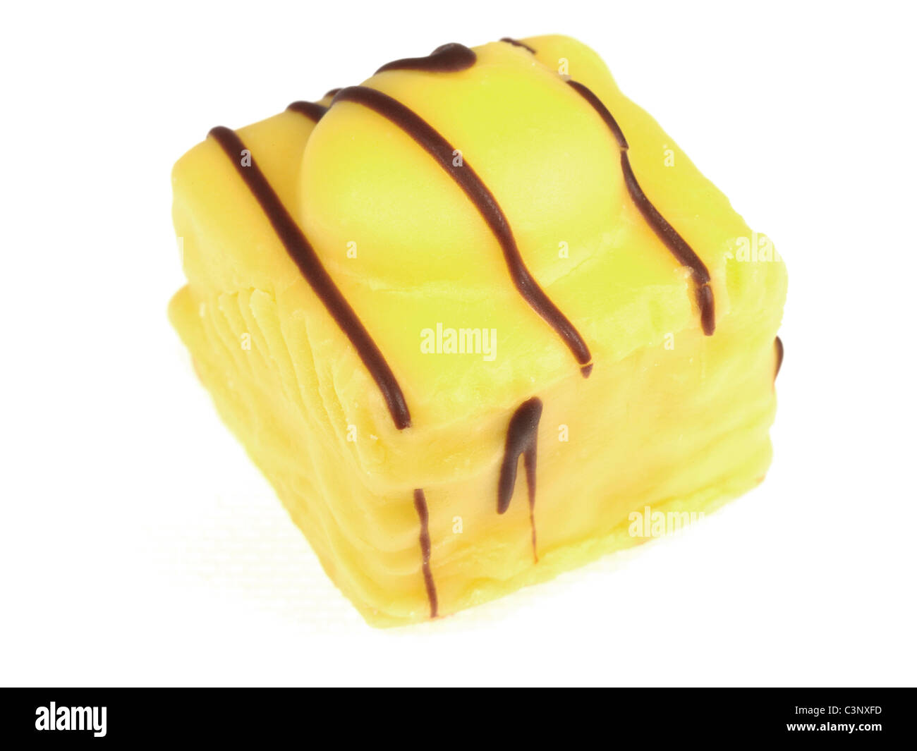 Freschi e saporiti singole colorate fondente ghiacciata Pasticcini isolata contro uno sfondo bianco con un tracciato di ritaglio e nessun popolo Foto Stock
