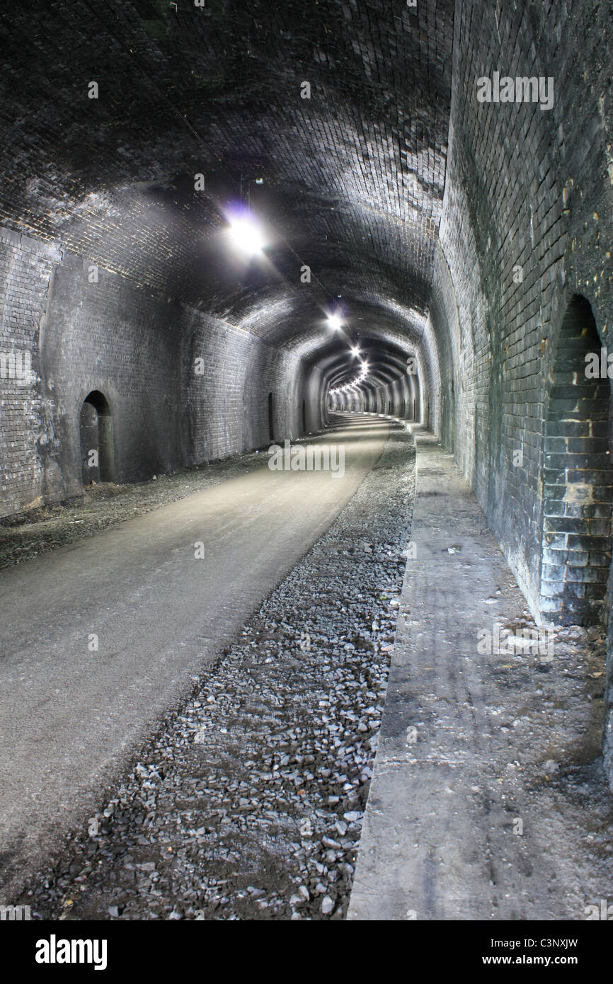 La recente apertura del tunnel ferroviario sul Monsal Trail nel cuore del Parco Nazionale del Peak District Foto Stock