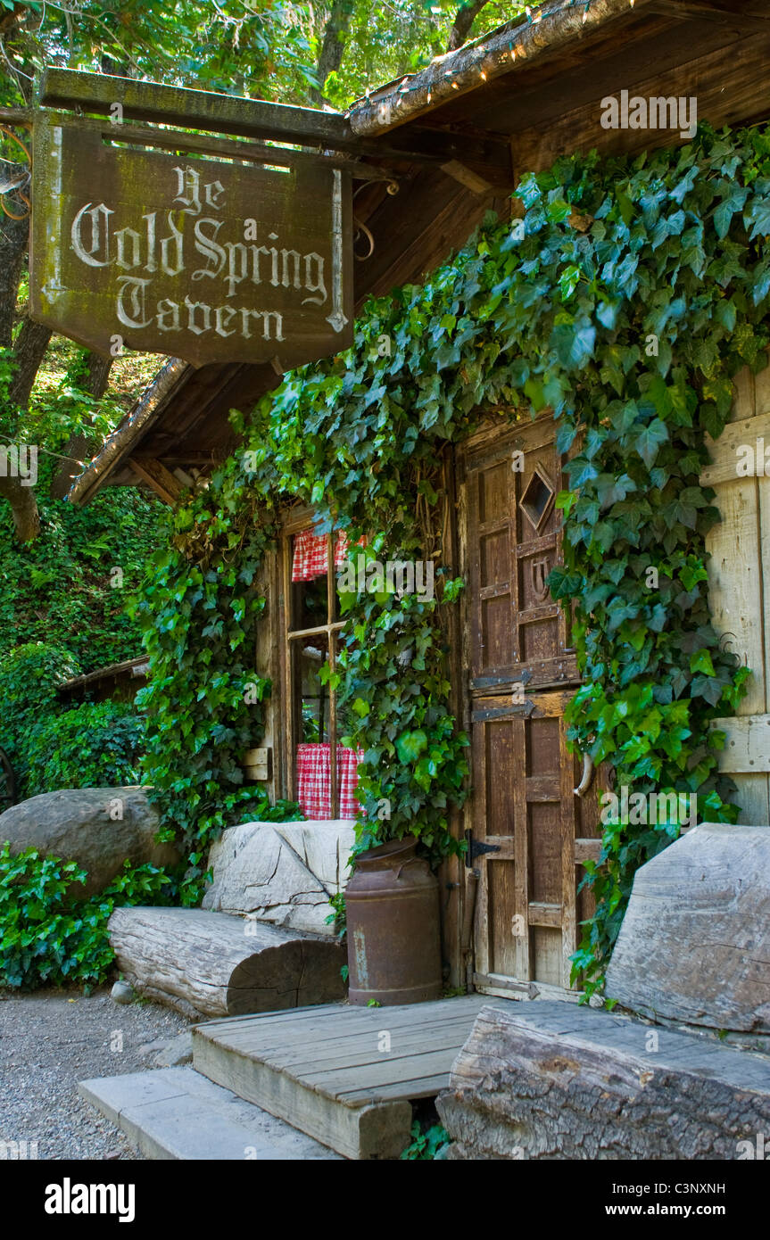 Ivy entrata coperta, Cold Springs taverna, sulla storica tappa del percorso in autobus tra Santa Ynez e Santa Barbara, California Foto Stock