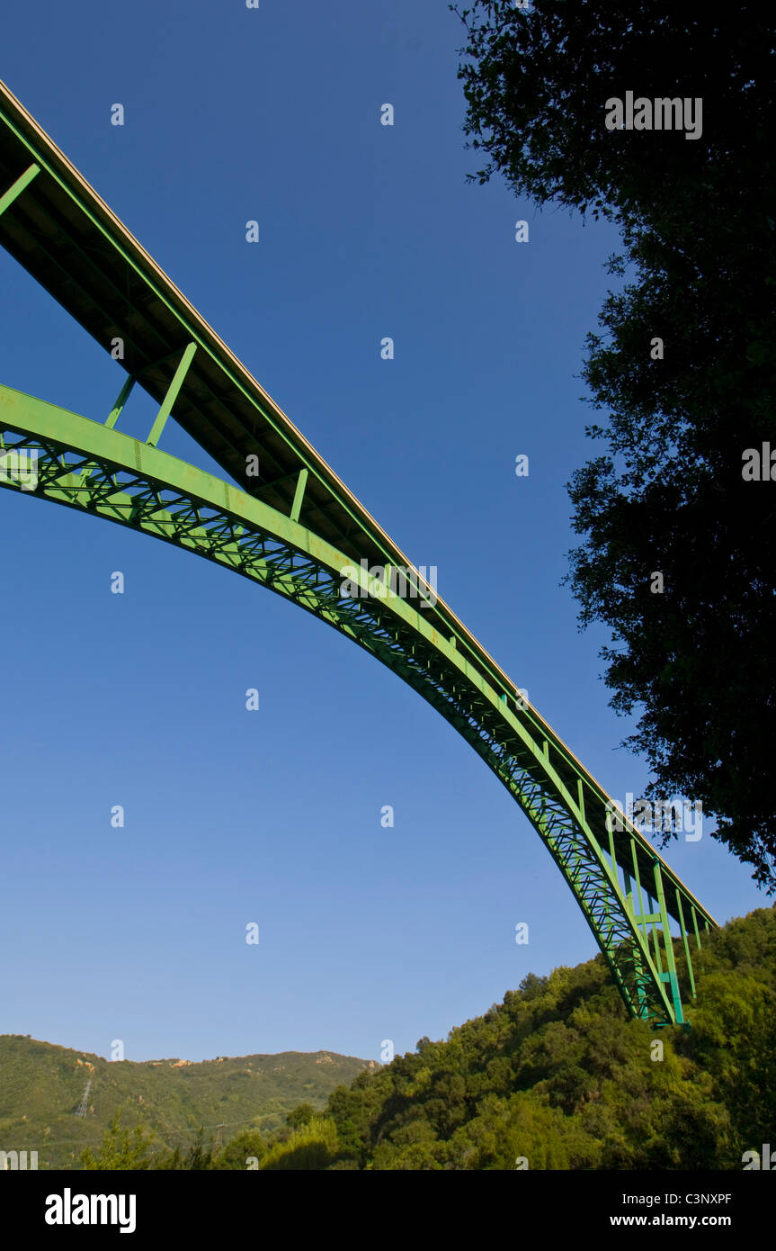 Arco in acciaio ponte sull'autostrada 154, scavalcando il vecchio tragitto carovaniere tra Santa Barbara e Santa Ynez, California Foto Stock