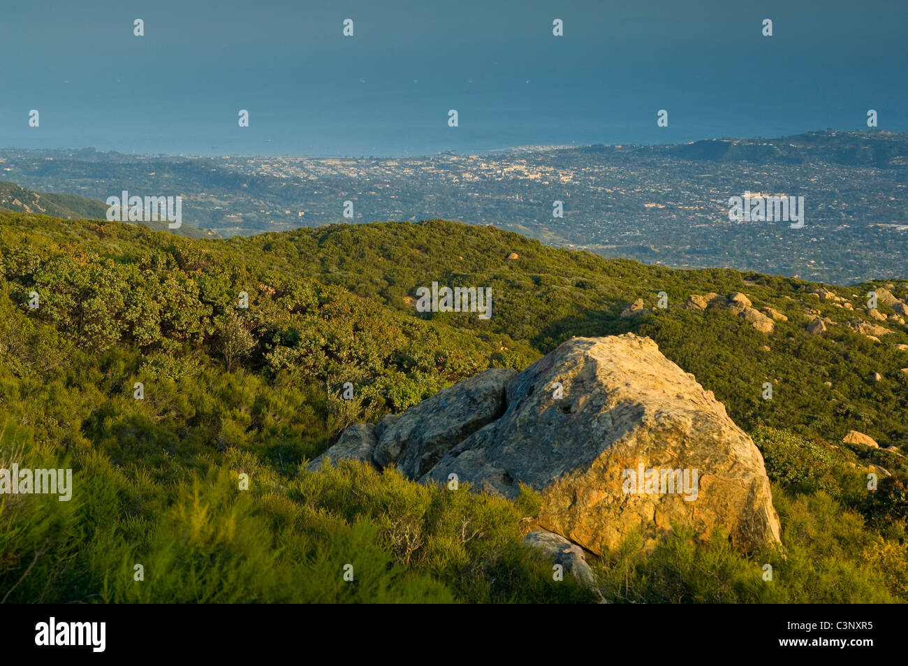 Affacciato sul Santa Barbara County dalla cima della Montagne di Santa Ynez, California Foto Stock