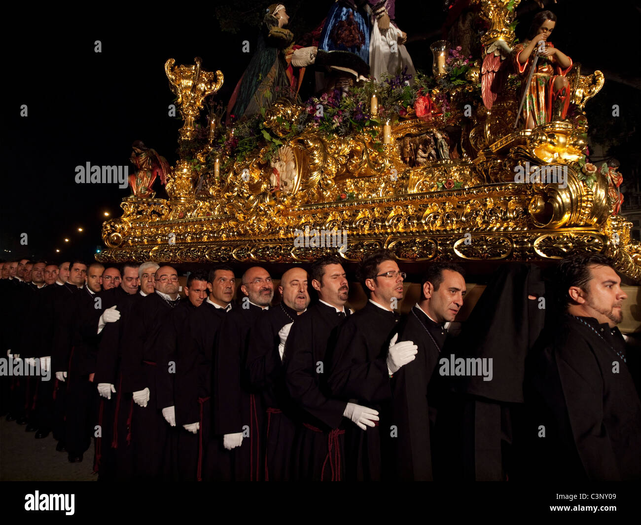 Costaleros portante un galleggiante religiosa (noto come un trono) nella Semana Santa processioni in Málaga, Aprile 2011 Foto Stock