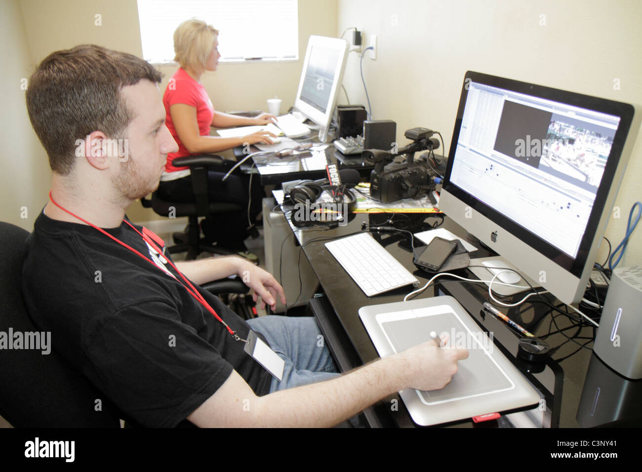 Florida,Contea di Hillsborough,Plant City,Florida Strawberry Festival,FOCUS TV,uomo uomo maschio,donna donna donna donna donne,computer,monitor,tablet grafico,electrononi Foto Stock