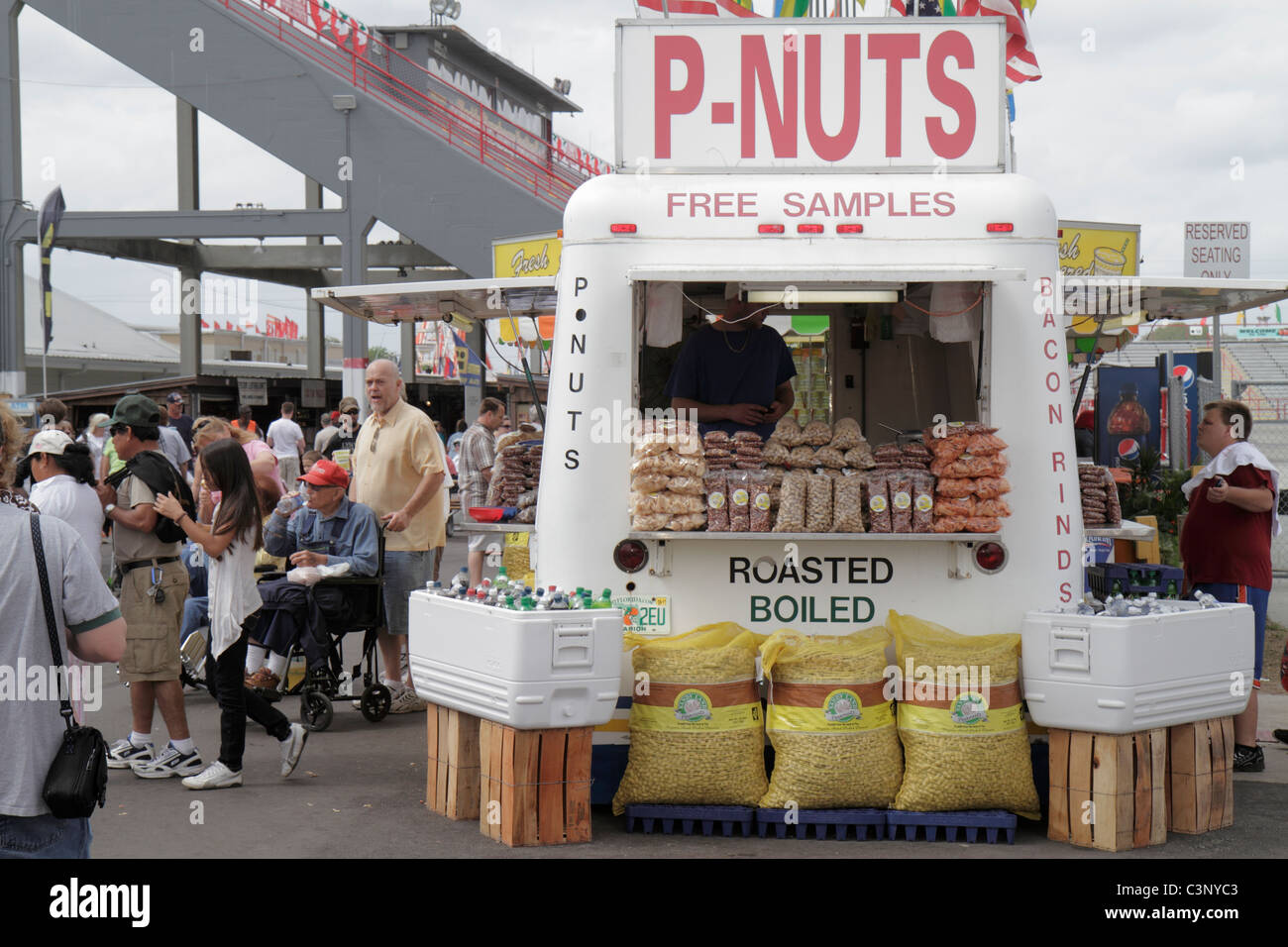 Plant City Florida, Florida Strawberry Festival, evento, arachidi bollite tostate, venditore venditori venditori venditori, stand bancarelle rivenditore mercanti mercato marketpla Foto Stock