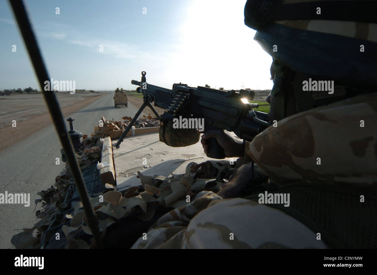 Una pattuglia mobile in Bassar utilizzando il strappare la land rover. Foto Stock